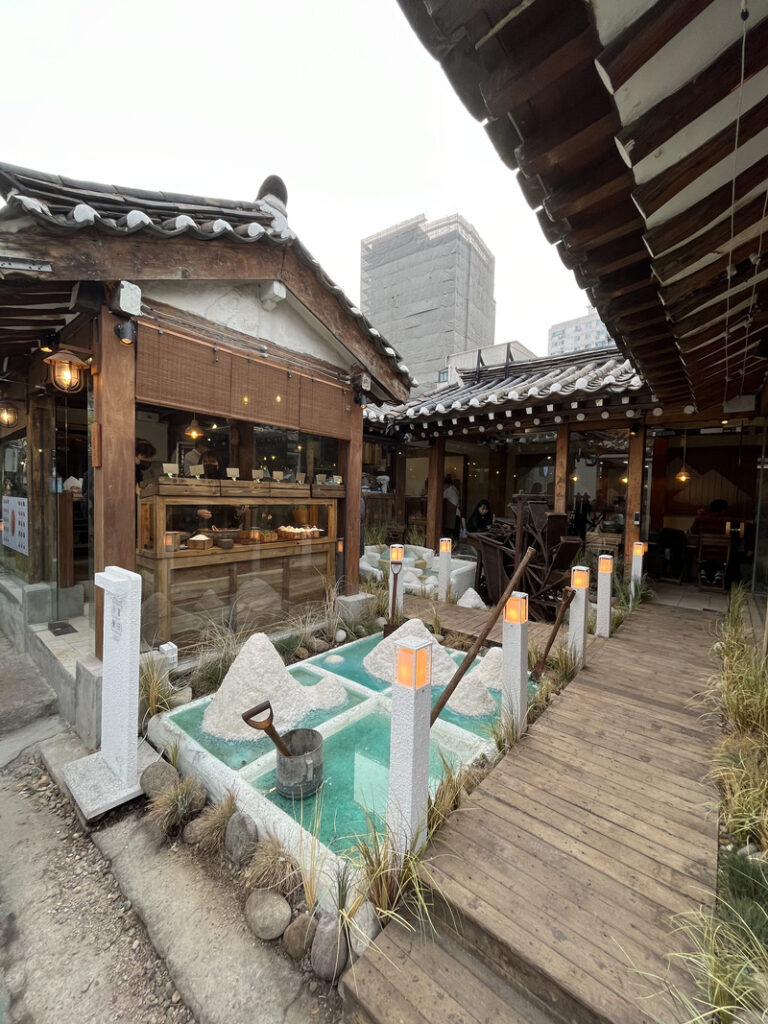 小夏藍田｜韓屋に塩田がある行列の塩パン屋さん│Guruuri